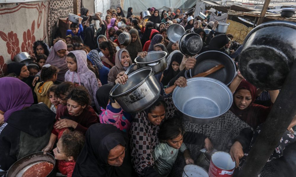 Palestinians,Crowd,To,Get,Meals,From,(al-takiya),Due,To,The